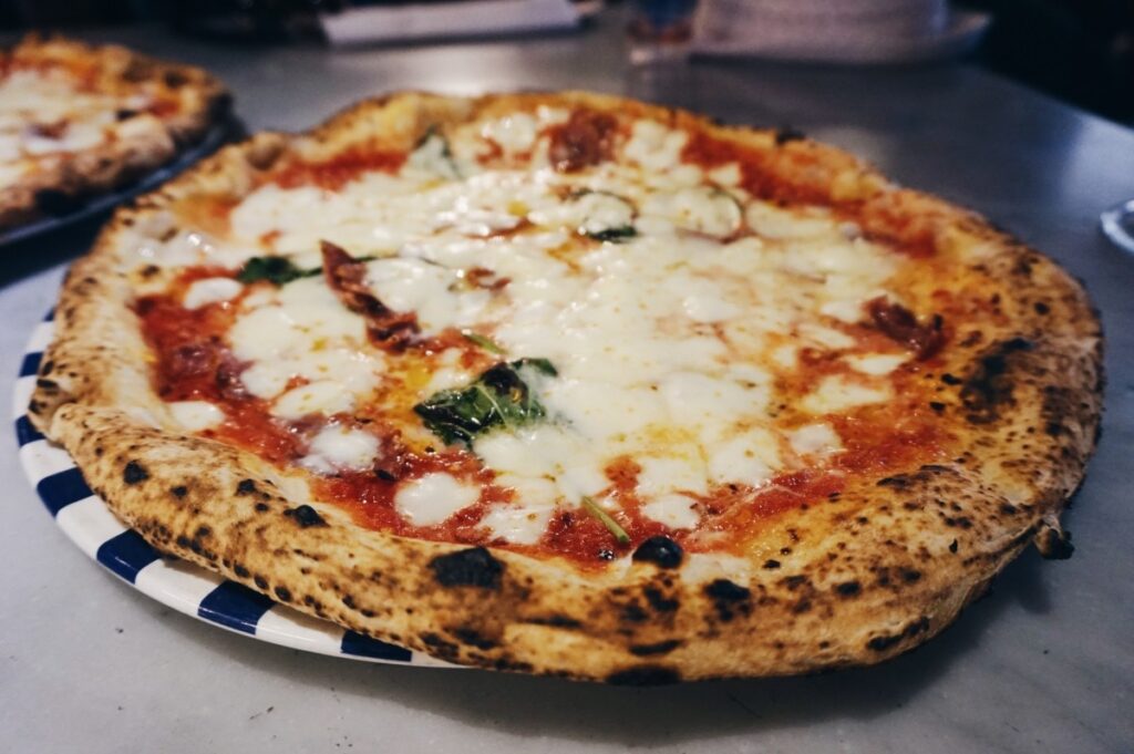 Gdzie zjeść najlepszą pizzę w Neapolu? Pizze neapolitańska w Gino Sorbillo