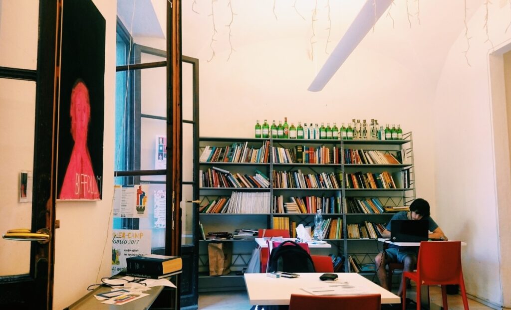 Wnętrze kawiarni Libri Liberi we Florencji