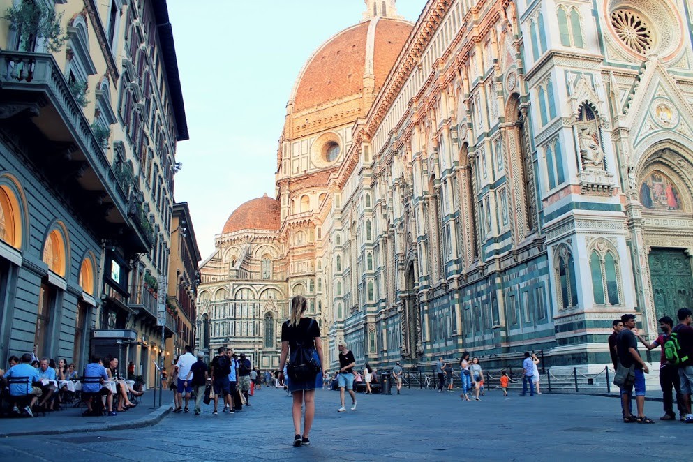 Pizzagirlpatrol obok Duomo we Florencji
