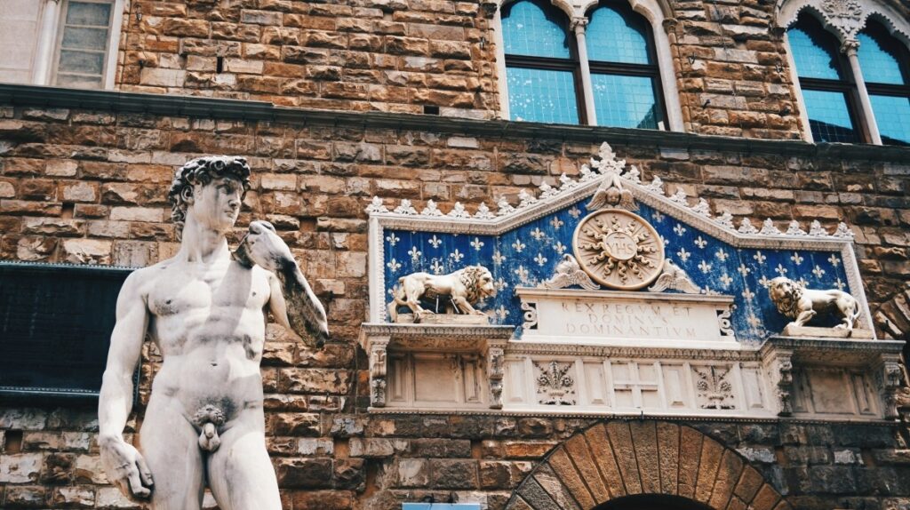 Nieoryginalny posąg Dawida na Piazza della Repubblica