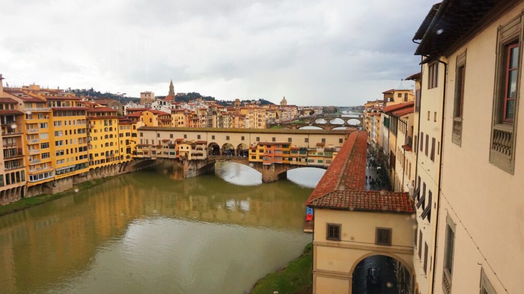 Widok na Ponte Vecchio z Galerii Uffizi we Florencji