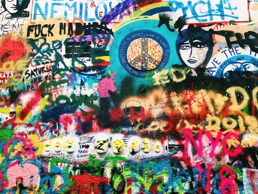 Street-art w Pradze - Ściana John Lennona