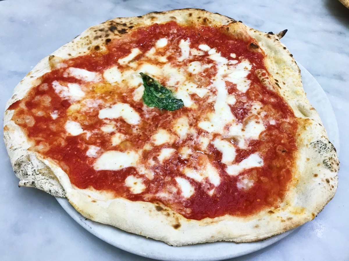 Pizza neapolitańska w L'antica pizzeria da Michele