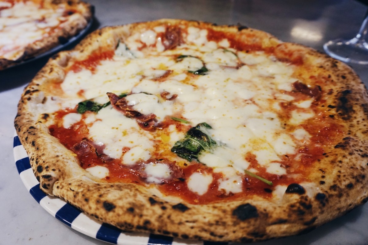 Pizza w pizzeria Gino Sorbillo w Neapolu