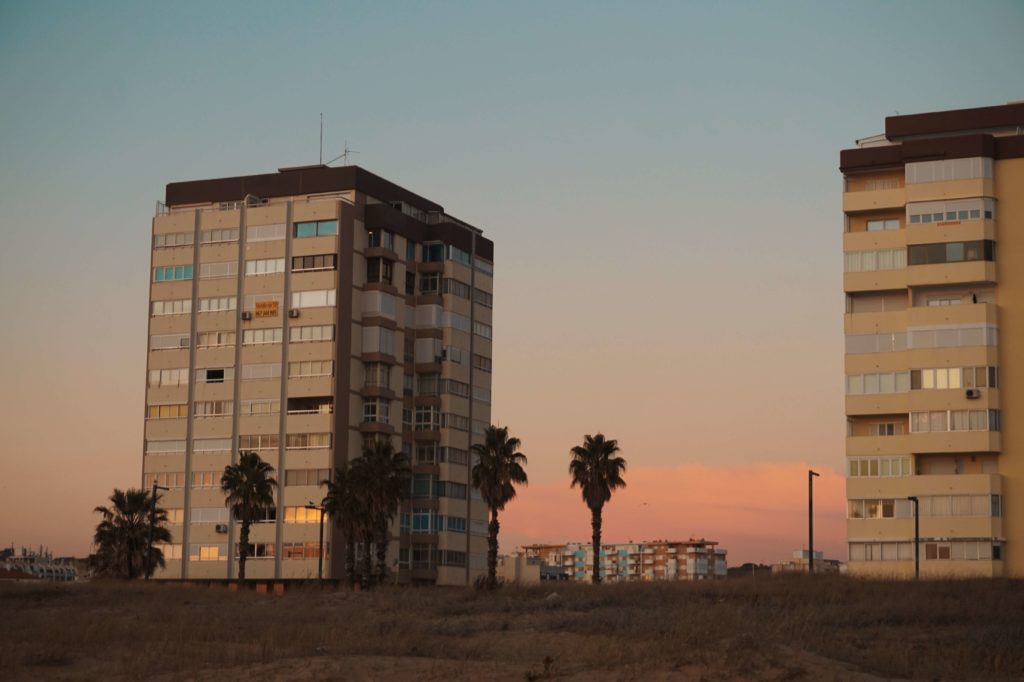 bloki i palmy w Costa da Caparica