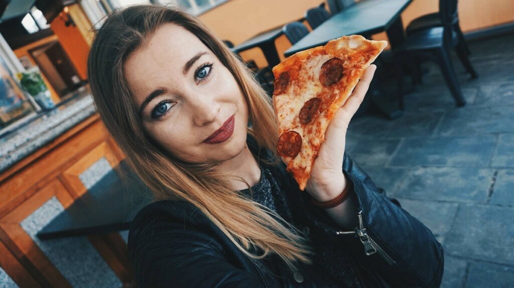 Pizzagirlpatrol and pizza in Viareggio