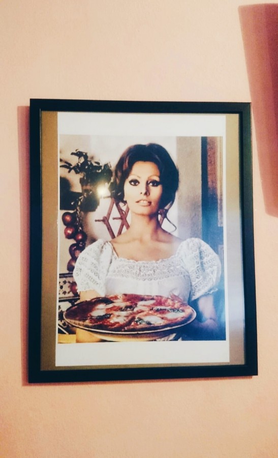 Sophia Loren eating pizza