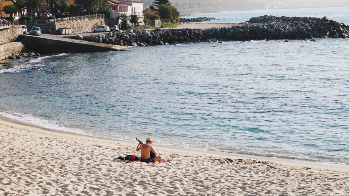 Amazing Pizza Calabro in Italy - man playing the guitar 